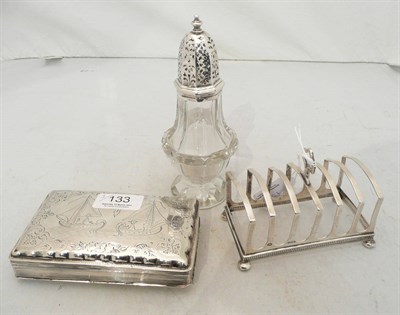 Lot 133 - Silver box, toastrack and silver-topped sugar sifter, 8oz