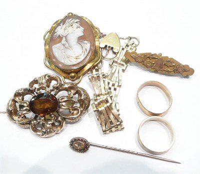 Lot 216 - Assorted gold jewellery including wedding bands, brooches, gilt metal mounted cameo, etc