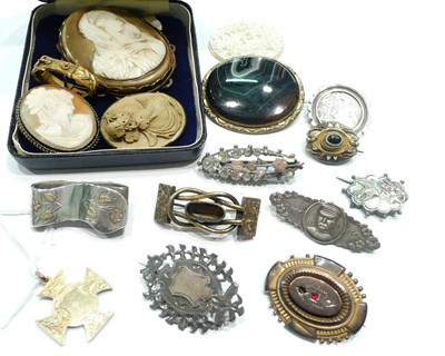 Lot 219 - A 9ct gold quatrefoil fob, silver brooches, cameos, agate brooches etc (many a.f.)
