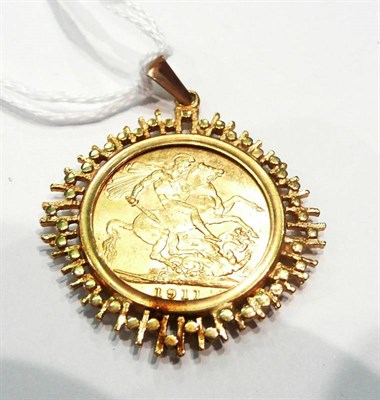 Lot 226 - A 1911 sovereign loose mounted in a 9ct gold pendant mount