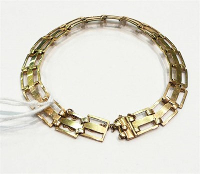 Lot 257 - Gold link bracelet