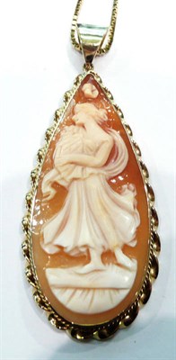 Lot 258 - A pear-shaped cameo pendant on a box link chain