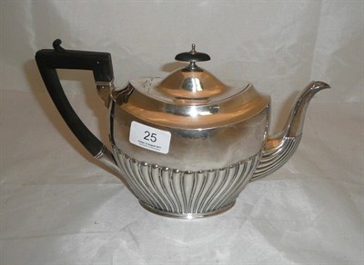 Lot 25 - A silver teapot, 17oz