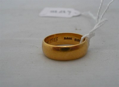 Lot 68 - A 22ct gold wedding band