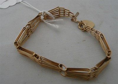Lot 86 - A 9ct gold bracelet