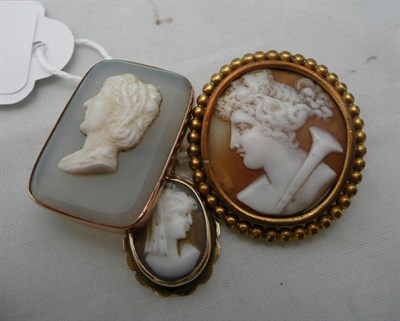 Lot 87 - Two cameo brooches and a pendant