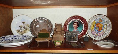 Lot 281 - A collection of dolls house furniture, collectors plates, jam pan etc