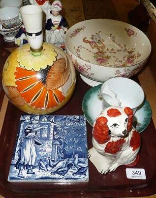 Lot 349 - A tray of assorted pottery and porcelain