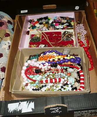 Lot 353 - Box of costume jewellery