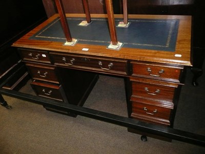 Lot 417 - Small desk