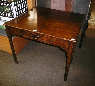 Lot 476 - A Georgian drop leaf table