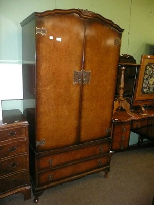 Lot 494 - A four piece walnut bedroom suite and a walnut four height chest of drawers