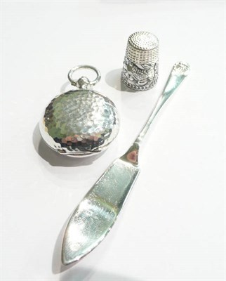 Lot 55 - A silver sovereign case, a thimble stamped 925 and a silver butter knife