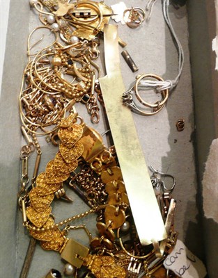 Lot 107 - Assorted gold and scrap jewellery