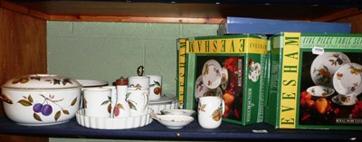 Lot 119 - Quantity of Royal Worcester, Evesham pattern table wares