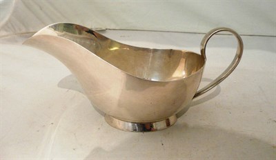 Lot 135 - A silver sauce boat, 12oz