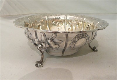 Lot 143 - A Victorian silver bowl on three feet, 7oz