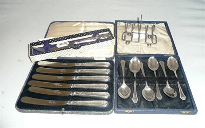 Lot 153 - A silver toast rack with heart shaped divisions, six cased teaspoons, six fruit knives and another