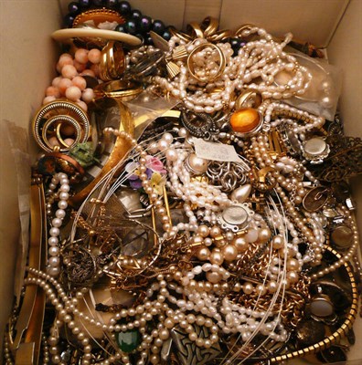 Lot 223 - A box of costume jewellery and scrap