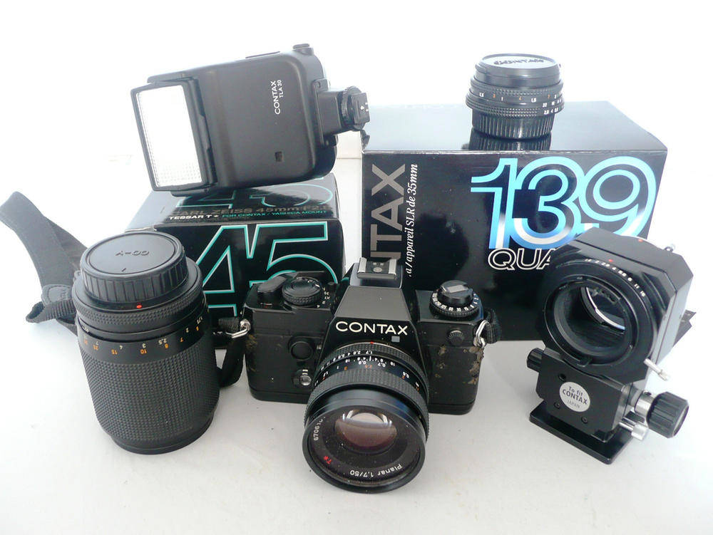 Lot 1209 - A Contax 139 Quartz Camera Outfit, with black camera body no.165655, Zeiss Planar f1.7/50mm...