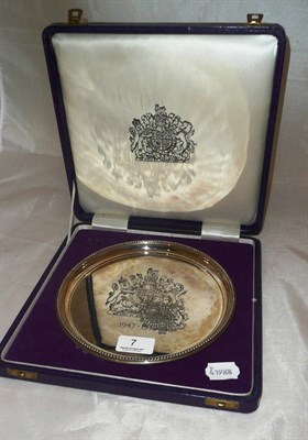 Lot 7 - A silver Queen Elizabeth II commemorative Silver Jubilee salver, 9.8oz, cased and boxed