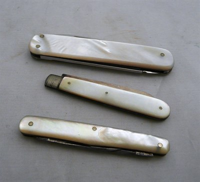 Lot 59 - A mother of pearl silver front knife and two pen knives