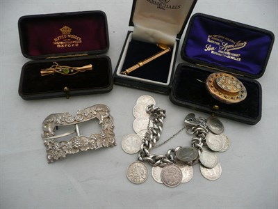 Lot 89 - A 9ct gold toothpick, a miniature locket, a peridot-set bar brooch, a Victorian oval brooch, a...