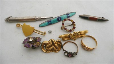 Lot 90 - A 15ct gold ring, five bar brooches, pencil, etc