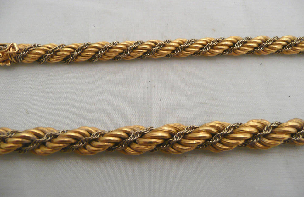 Lot 91 - An 18ct gold 2 colour double twist rope chain