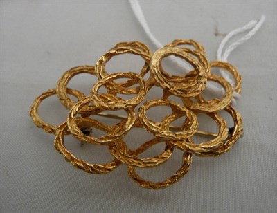 Lot 94 - An 18ct gold textured hoop brooch