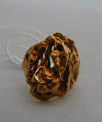 Lot 96 - An 18ct gold pierced bark-effect ring