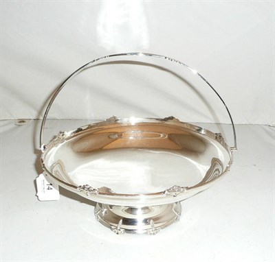 Lot 14 - A Walker & Hall silver cake basket, 19.7oz approximate weight