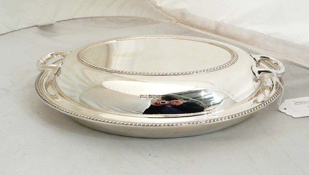 Lot 16 - A Walker & Hall silver entree dish and cover, 33.7oz approximate weight