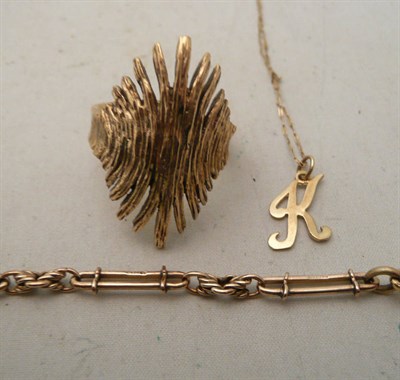 Lot 68 - A 9ct gold dress ring, a trombone link bracelet and an initial 'K' charm on chain