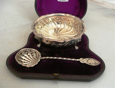 Lot 193 - A Victorian silver sugar bowl and sifter spoon, cased 6.5oz