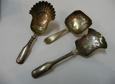 Lot 65 - A George lll silver caddy spoon with pierced bowl and bright cut decoration, Joseph Taylor,...