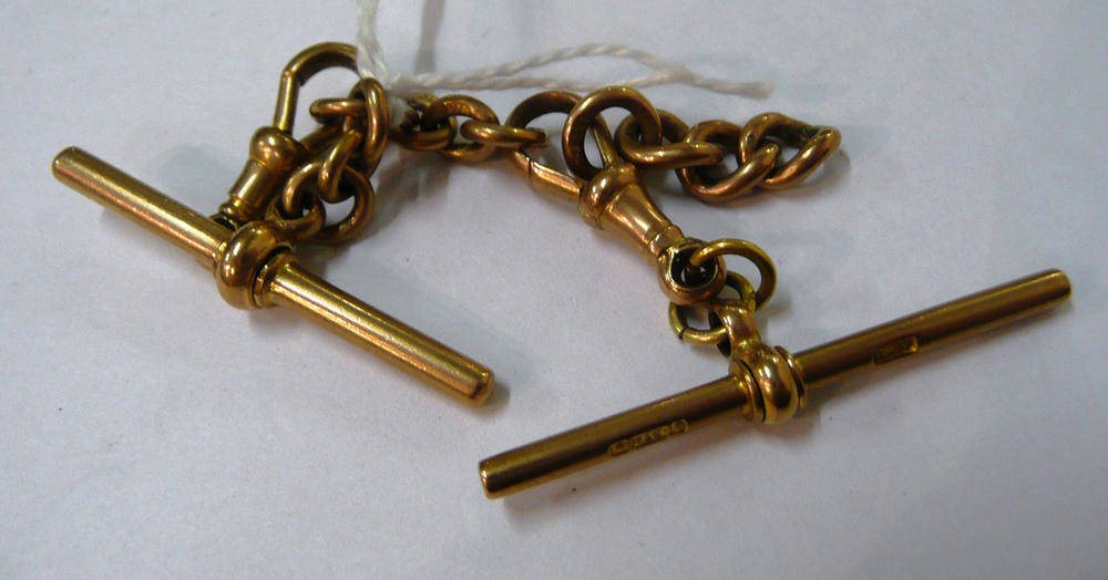 Lot 90 - Two 9ct gold t-bars, chain links and swivel catches