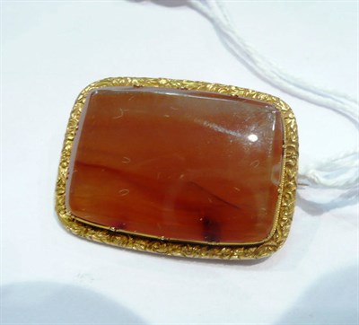 Lot 132 - An agate gold brooch