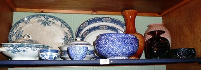 Lot 139 - Shelf of ceramics and glass