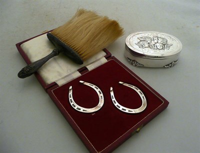 Lot 229 - A pair of silver horse shoe napkin rings, silver trinket box and a silver handled brush