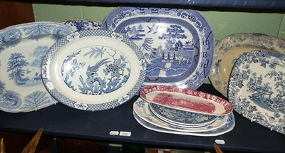 Lot 259 - A quantity of blue and white including platters (on a shelf)