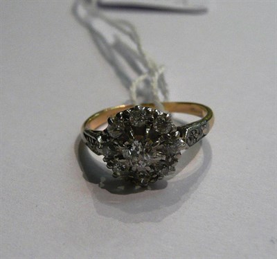 Lot 19 - A diamond cluster ring