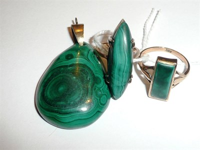 Lot 28 - Two malachite rings and a pendant