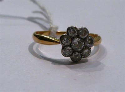 Lot 30 - A diamond cluster ring