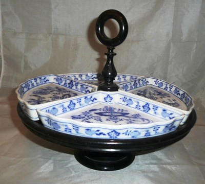 Lot 95 - A Villeroy & Boch blue and white onion pattern hors d'oeuvre set