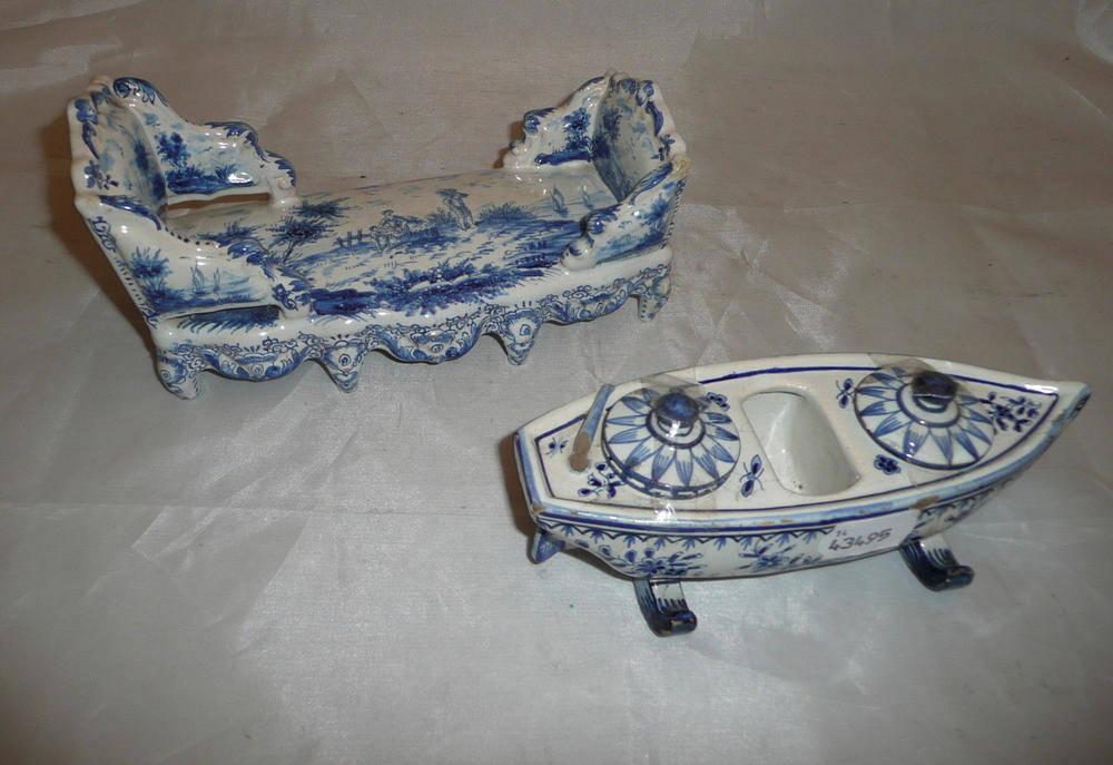 Lot 426 - Delft blue and white inkwell, and blue and white ceramic miniature couch