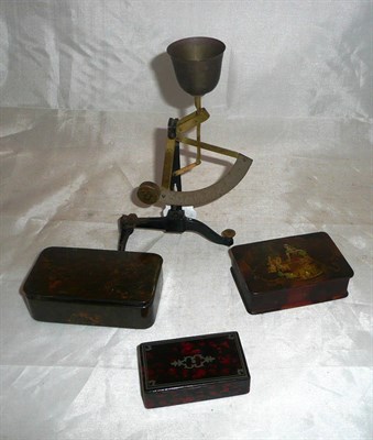 Lot 433 - Three assorted snuff boxes and an egg balance