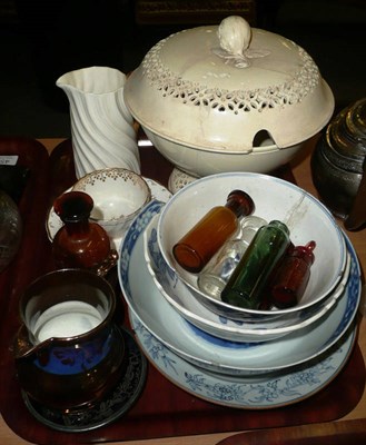 Lot 458 - Tray of ceramics including creamware, Chinese blue and white and a teabowl and saucer etc