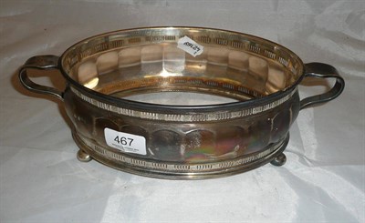 Lot 467 - Silver dish ring