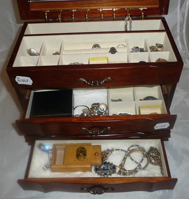 Lot 521 - A jewellery box containing silver shields, costume jewellery, silver chains etc